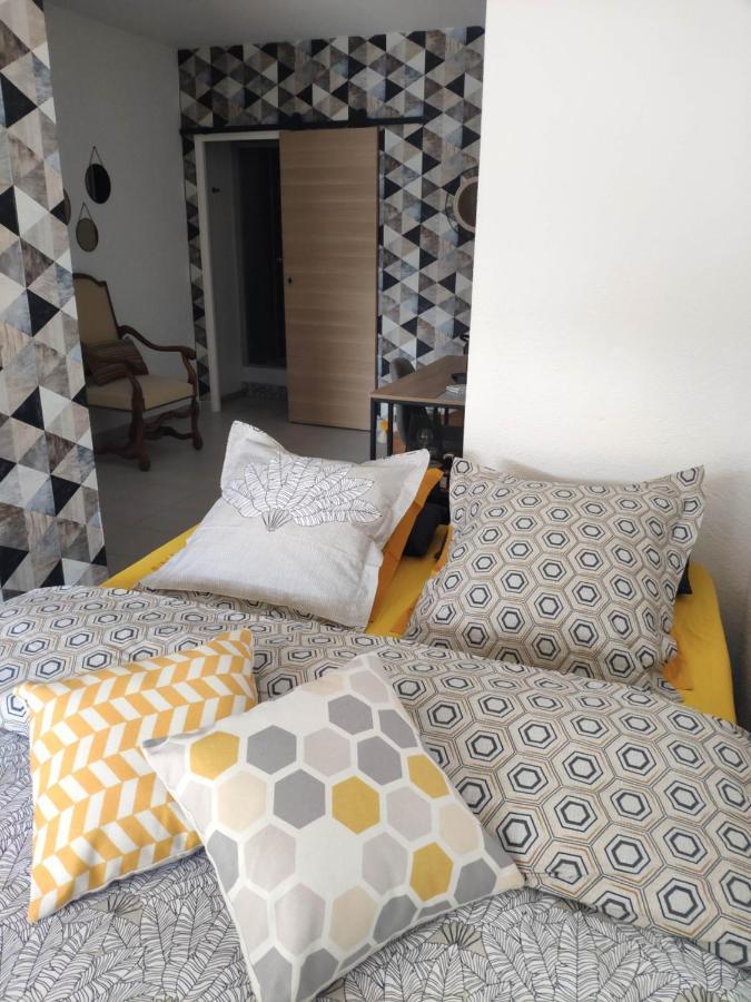 La Tourelle Suite Cosy Entre Vignoble Aixois Et Luberon Le Puy-Sainte-Réparade エクステリア 写真