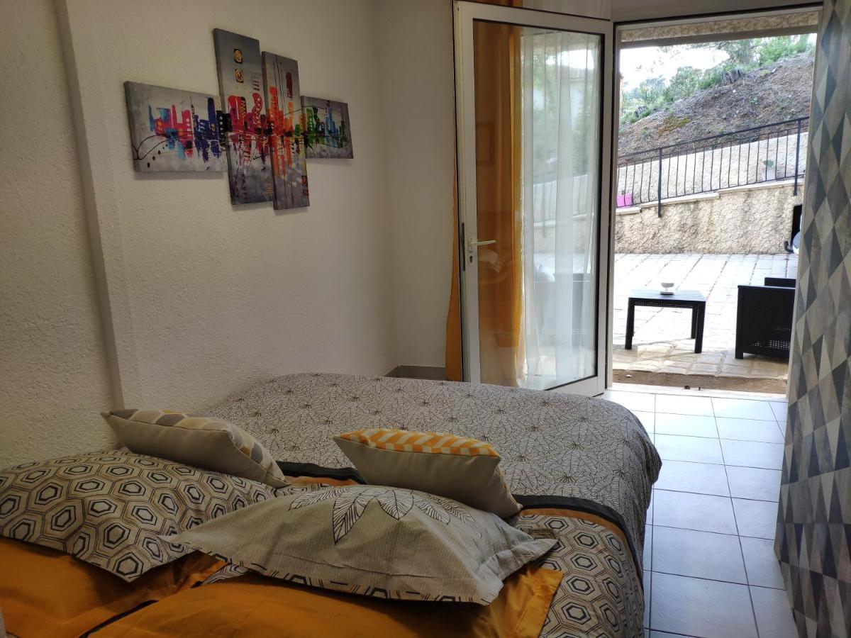La Tourelle Suite Cosy Entre Vignoble Aixois Et Luberon Le Puy-Sainte-Réparade エクステリア 写真